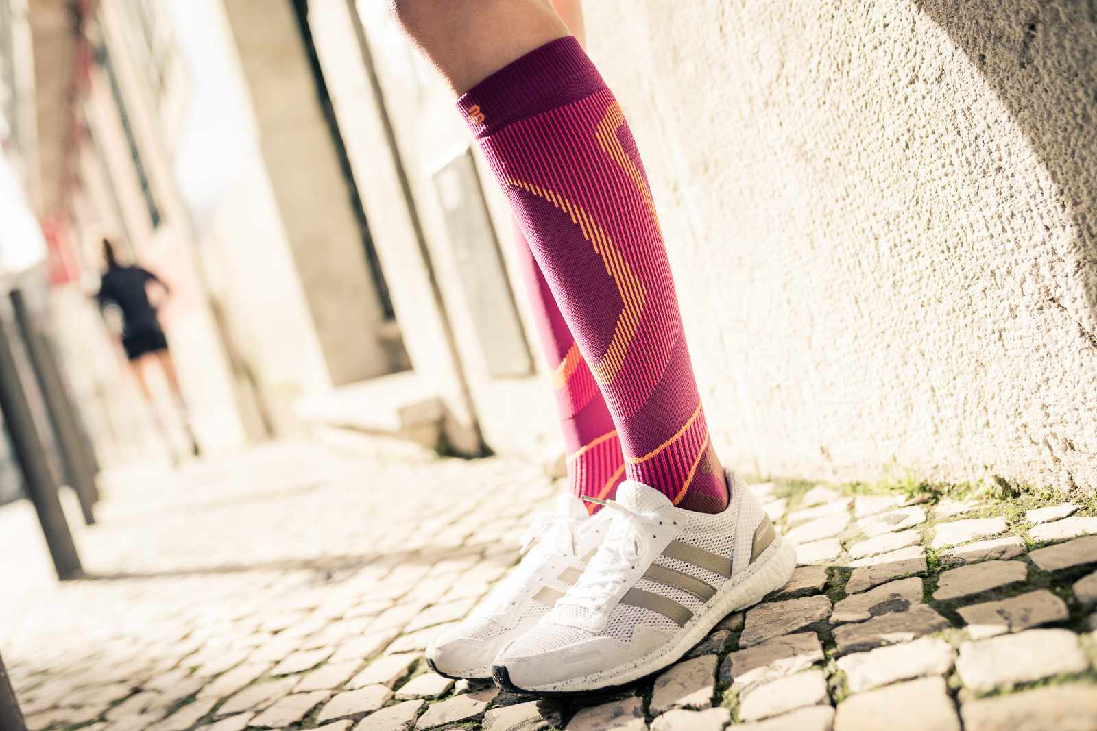 Close up di calzini da corsa colorati sul corpo in un ambiente urbano