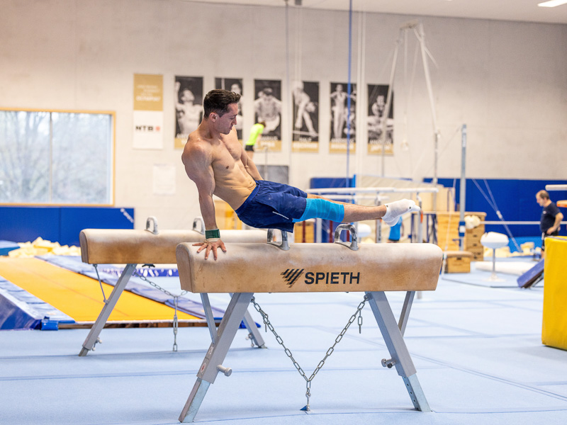 Andreas Toba durante la ginnastica in una palestra, sul cavallo, indossa un tutore Bauerfeind Sports.