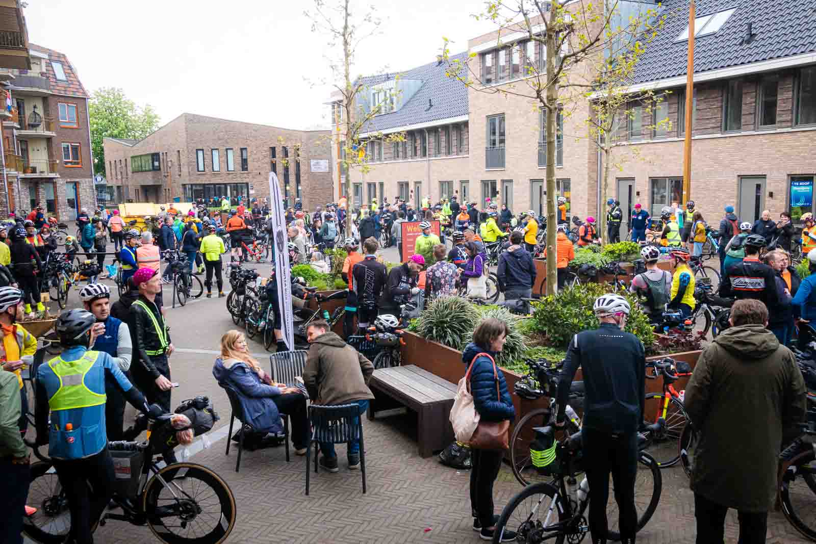 Molti ciclisti diversi si trovano nella zona di partenza dell'evento di ultra-ciclismo Race around the Netherlands