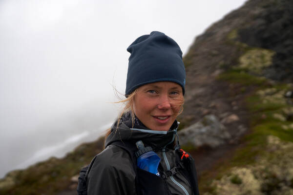 Ritratto di Johanna Aström con un cappello in un paesaggio di montagna ruvido