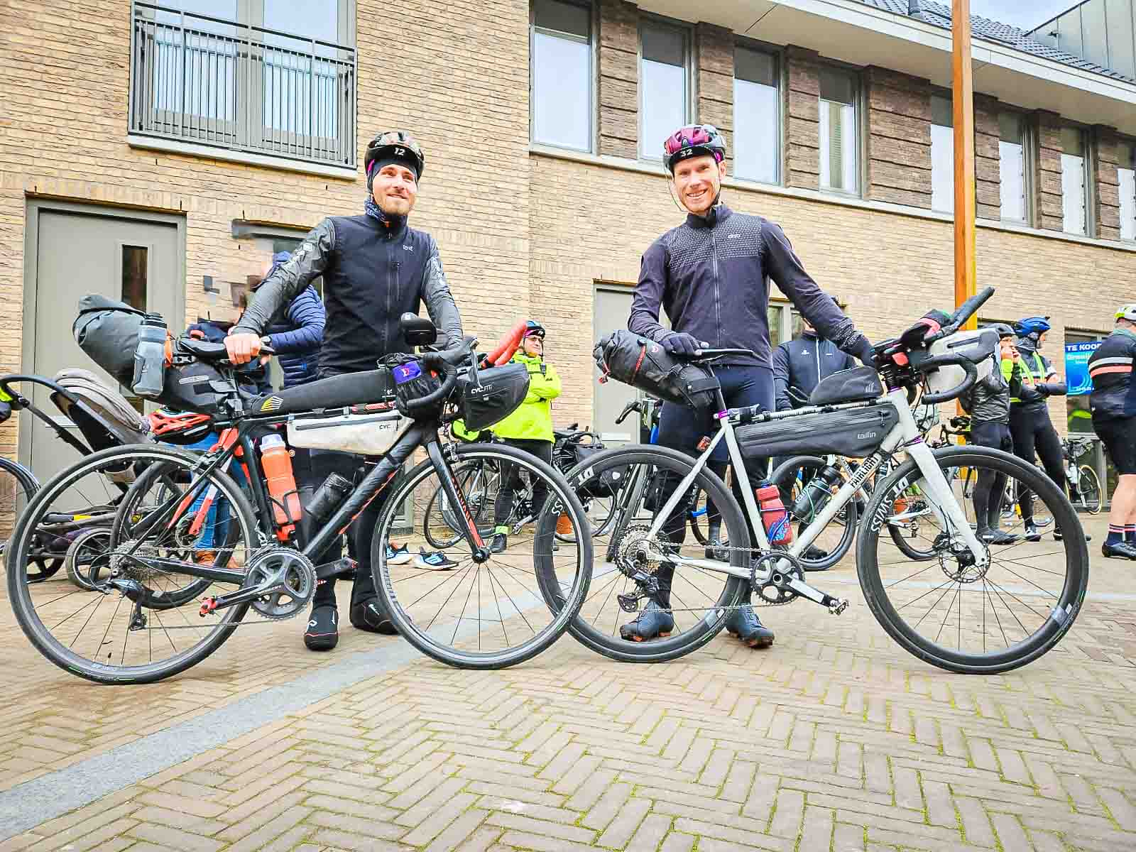 Due partecipanti all'evento ciclistico utra Race around the Netherlands si trovano alla partenza e ridono davanti alla telecamera