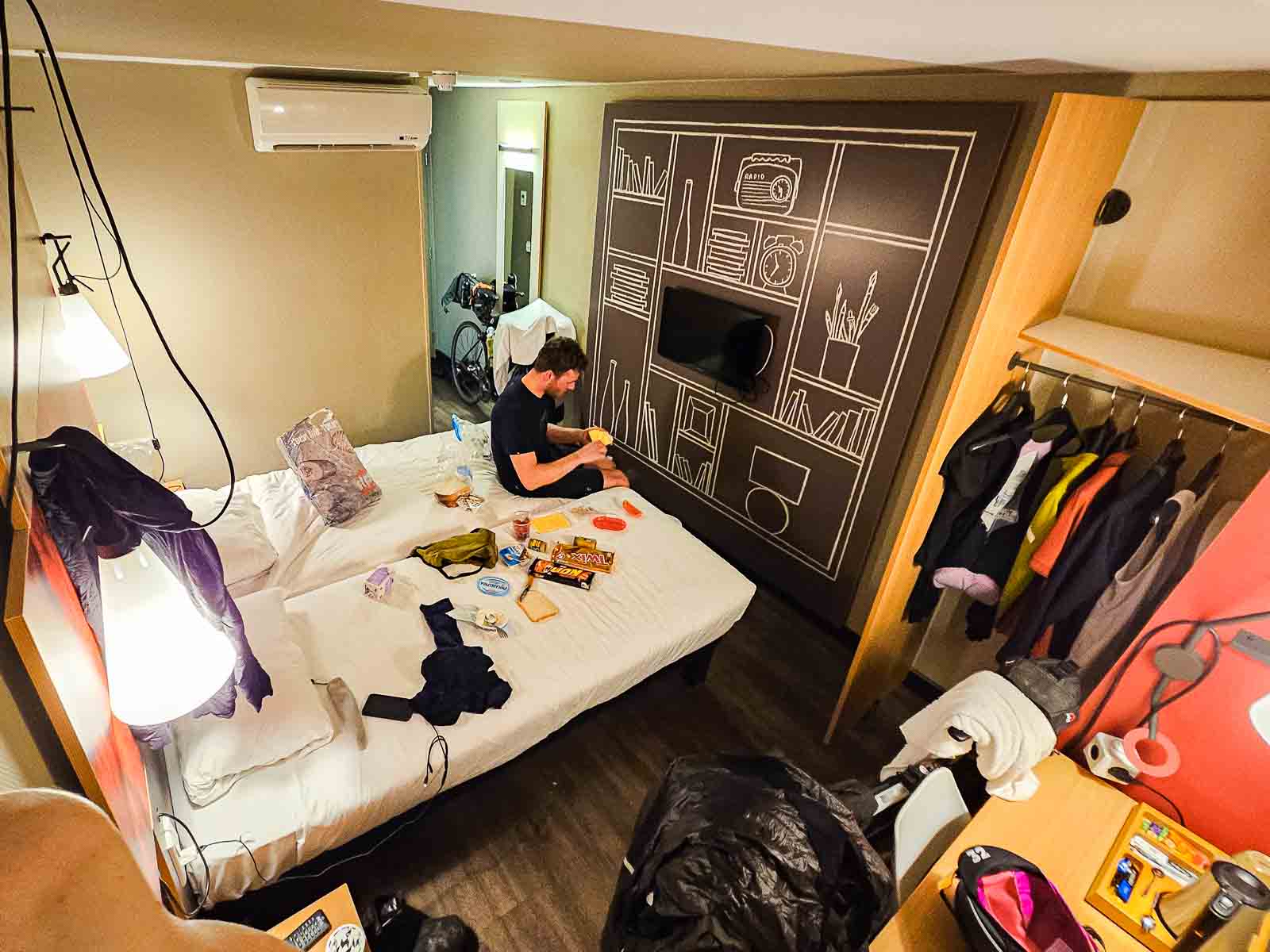 La camera d'albergo di due partecipanti alla Race around the Netherlands è piena di biciclette, cibo e vestiti.