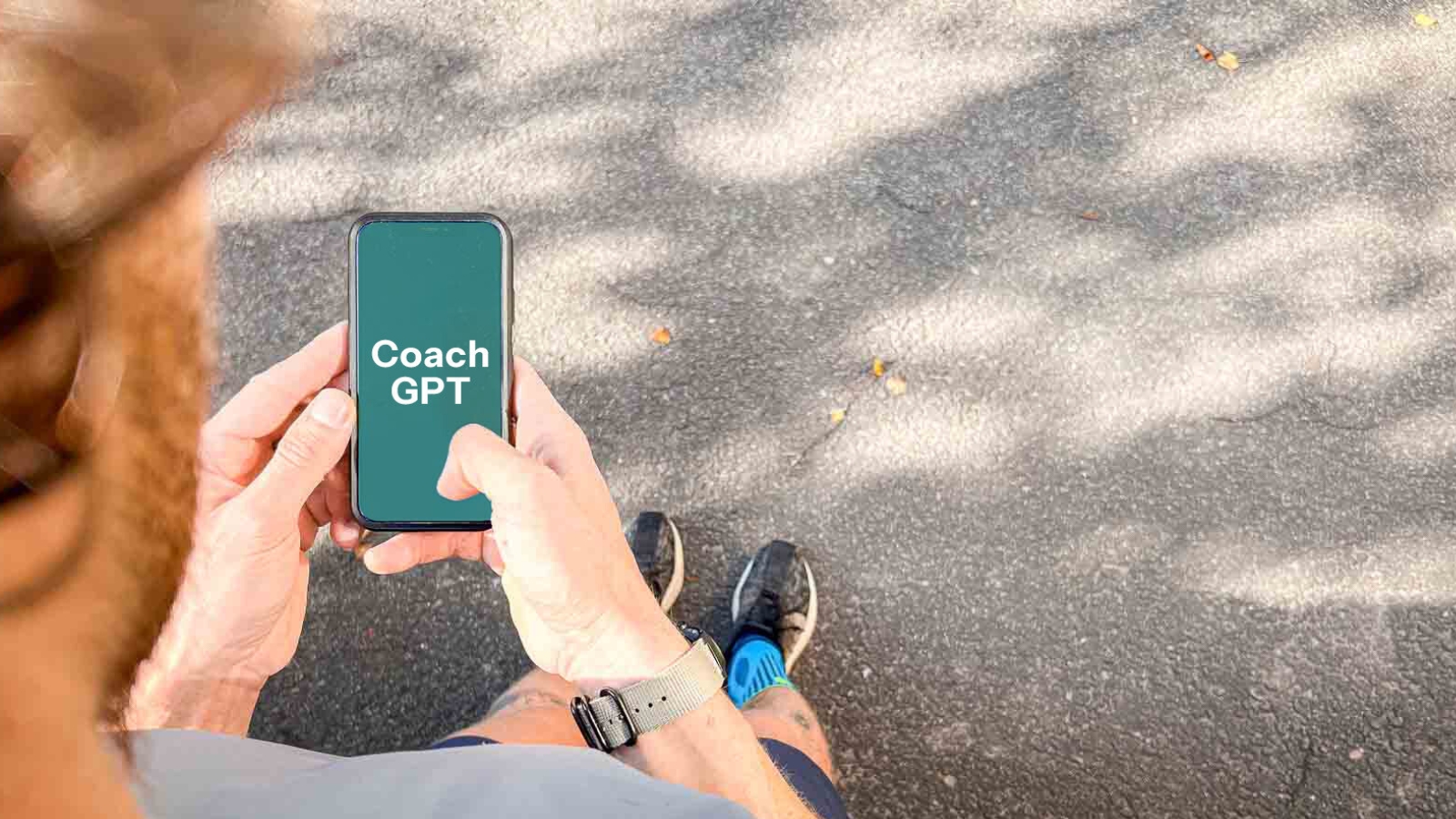 Un corridore tiene in mano uno smartphone con scritto "Coach GPT". La scena mostra l'uso della tecnologia AI per supportare l'allenamento di corsa.