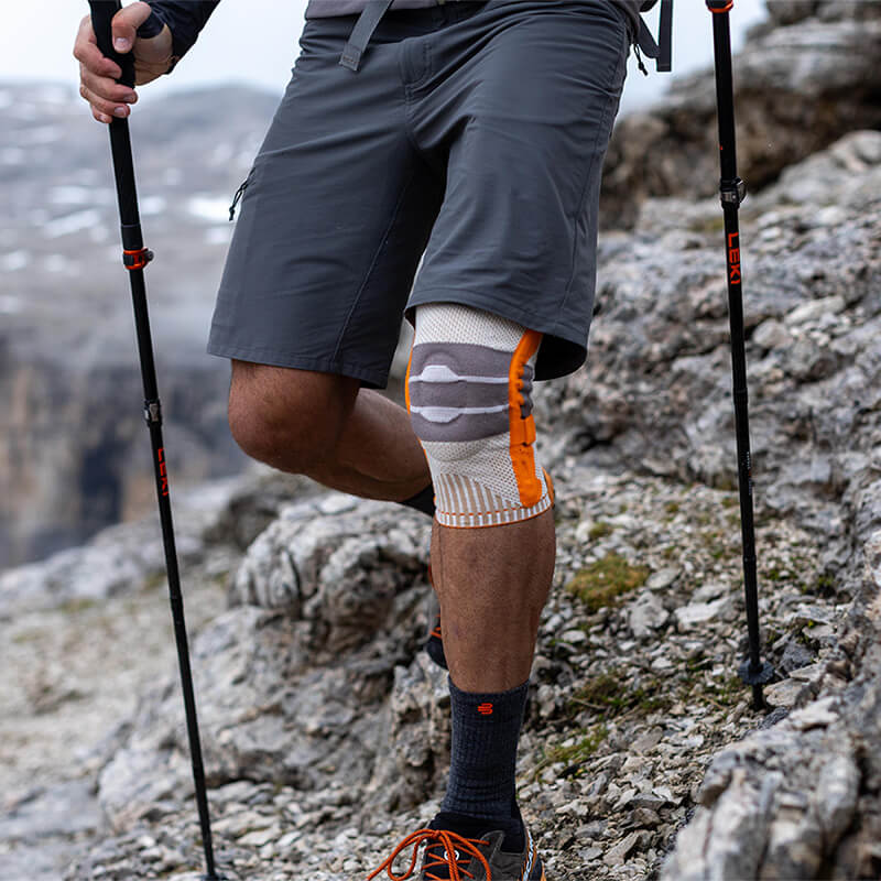 Persona che indossa la ginocchiera outdoor