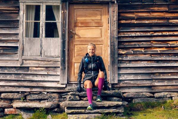 Il runner di Traill Johanna Aström è seduto di fronte a una capanna