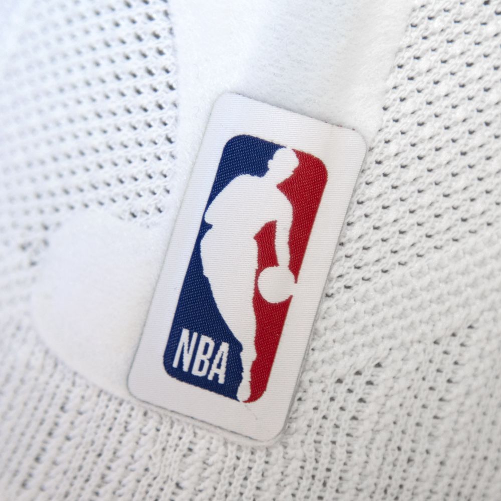 Primo piano dei loghi NBA sul supporto per il ginocchio sportivo bianco NBA