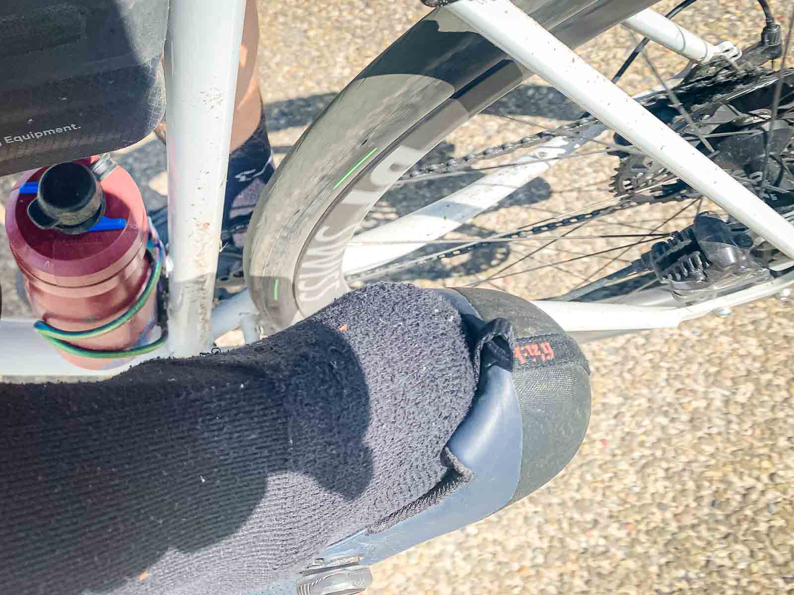 Un grimaldello sporge da una scarpa da ciclismo durante la corsa