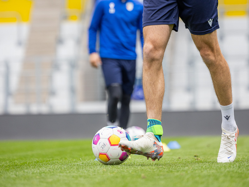 Giocatori del FC Carl Zeiss Jena nello stadio che dribblano con fasce per il piede