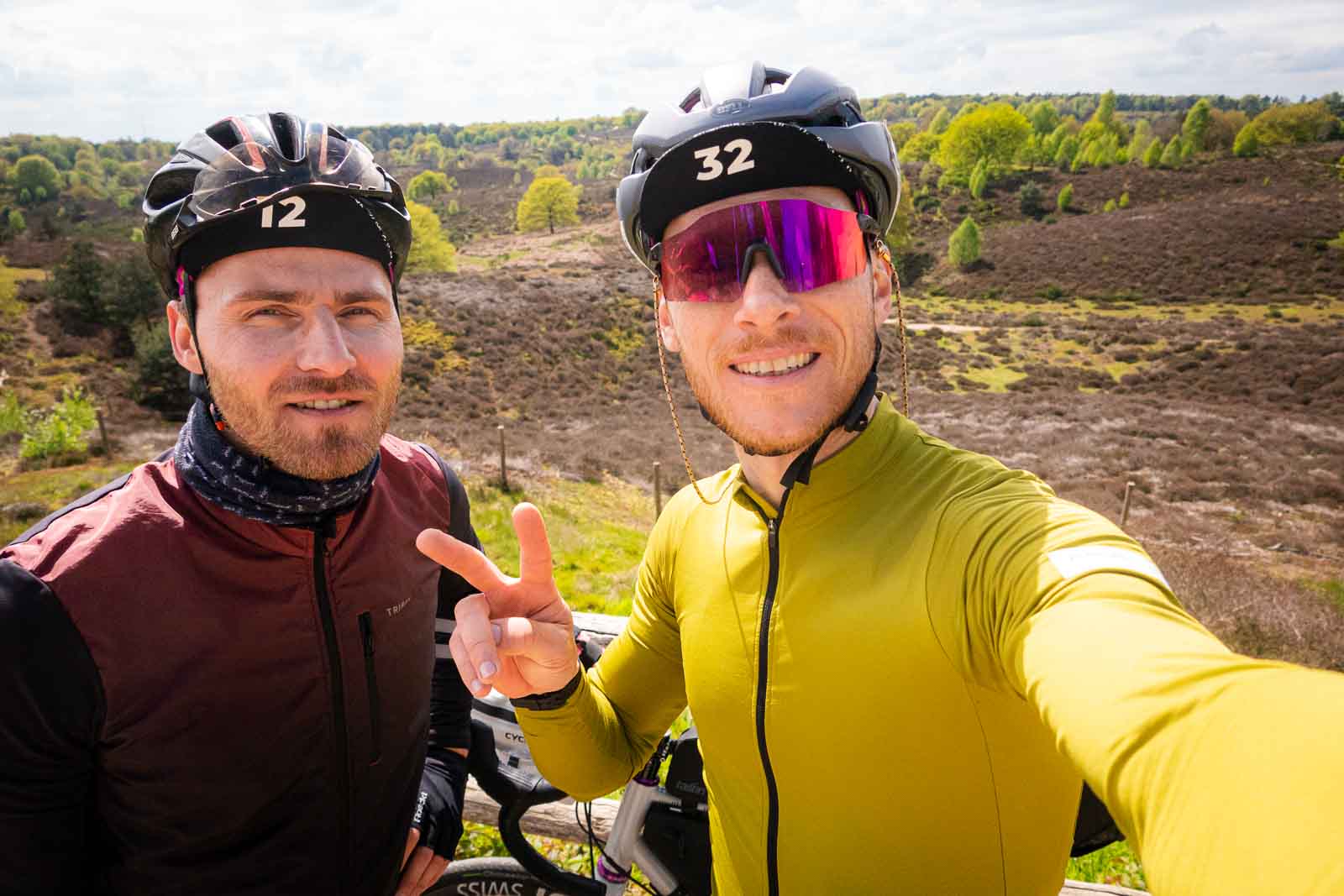 Due ciclisti si fermano davanti a un magnifico paesaggio di brughiera e si scattano un selfie