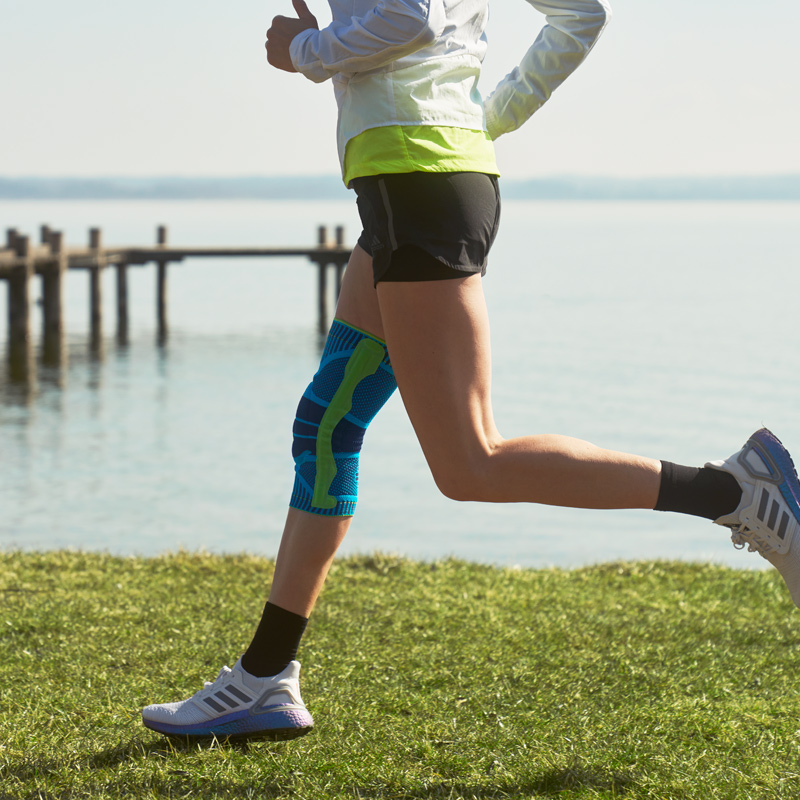 Anna Hahner corre sul lago con una banda di ginocchio blu