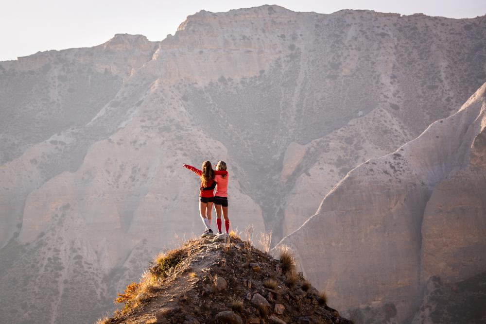 Due donne tifano sulla cima della montagna